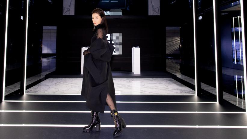 中国电影金鸡奖|49岁李冰冰罕走性感风！穿黑丝躺沙发秀美腿，戴超大金项链好霸气