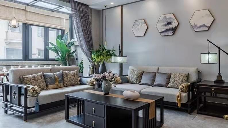 以新中式为设计风格的客餐厅，多了一份生气与精彩