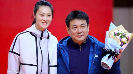 詹姆斯·哈登|热泪盈眶，林莉王梦洁泪别中国女排，郎平的难题，被蔡斌霸气秒杀