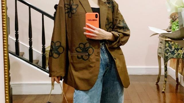 西装 钟楚曦真百变，灰色西装帅气时尚很有格调，扎双马尾却立变小可爱