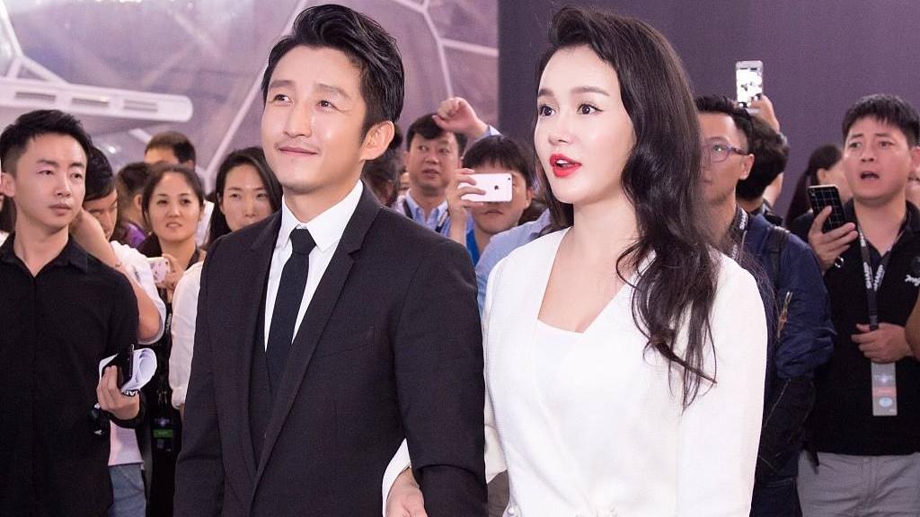 邹市明 邹市明三胎儿子罕见露面酷帅呆萌，娇妻晒美甲自拍照被吐槽蜘蛛精