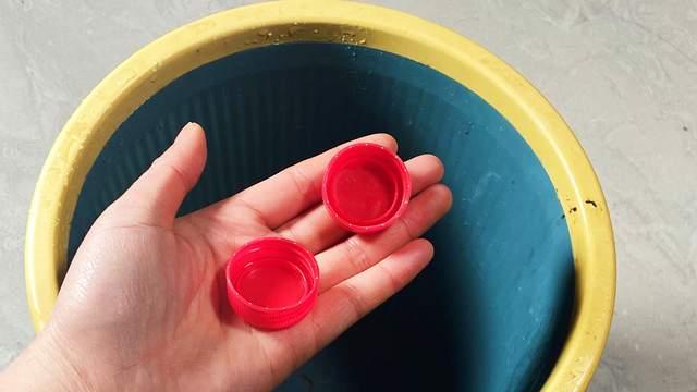 厨房“垃圾桶”放上2个瓶盖，作用太神奇了，一年省下不少钱