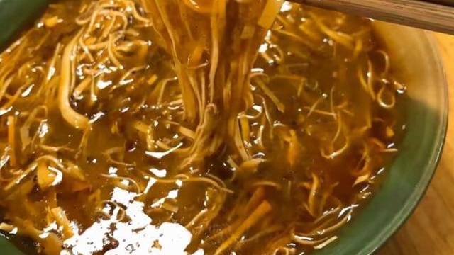 成都|成都一男子用500年名小吃，招待外地朋友，对方却不领情：啥玩意