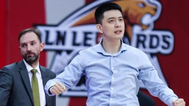 杨鸣|杨鸣当选最佳教练？外媒果然比CBA懂球 辽宁横扫广厦已给出答案
