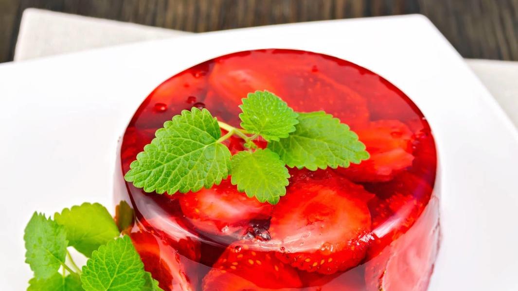 韭菜|自制三色草莓果冻布丁，做法一点也不难，清爽甜美，孩子很喜欢