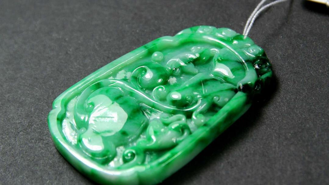 翡翠|什么才是翡翠的瑕疵？黑点和色根算吗？这样的翡翠能买吗？