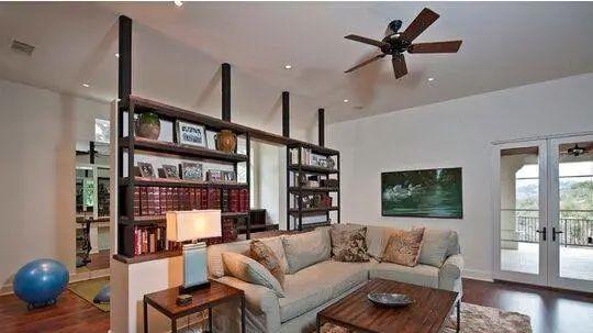 越来越多人家里客厅不装柜子了，如今潮流这样布置，懊悔没早知道