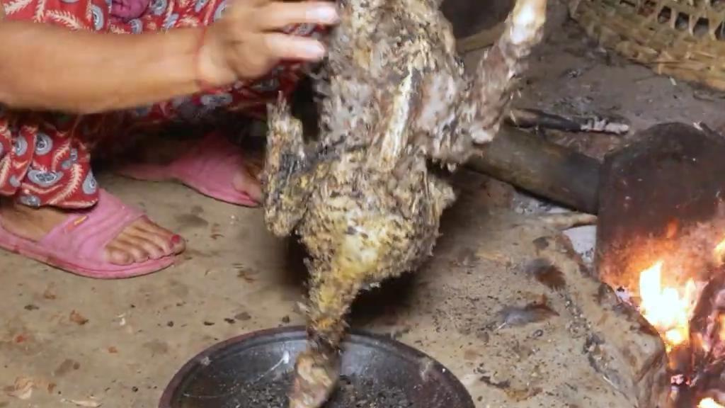 |尼泊尔穷人怎么招待客人？鸡毛烧焦成灰放入鸡肉里，这谁敢吃啊