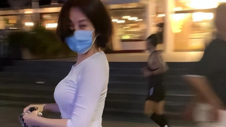 李小冉|44岁的李小冉，身材傲人皮肤白皙，完胜女神许晴