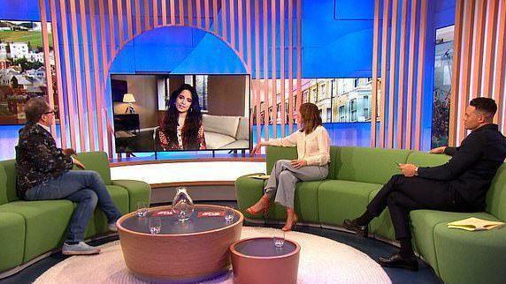 欧豪|25岁卡妹BBC直播中跳舞，衬衫滑落令主持人脸红，是否故意被热议