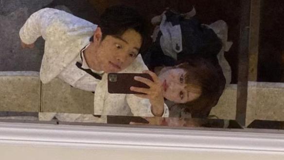 杨紫|肖战与杨紫合照时扮鬼脸，斗鸡眼表情太搞笑