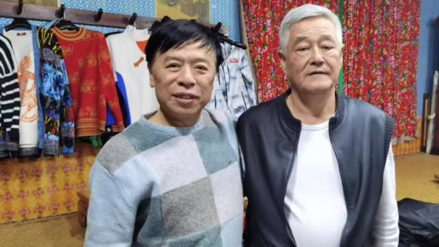 赵本山|赵本山携儿子与好友聚会，脸颊两侧长老年斑，头发花白苍老许多