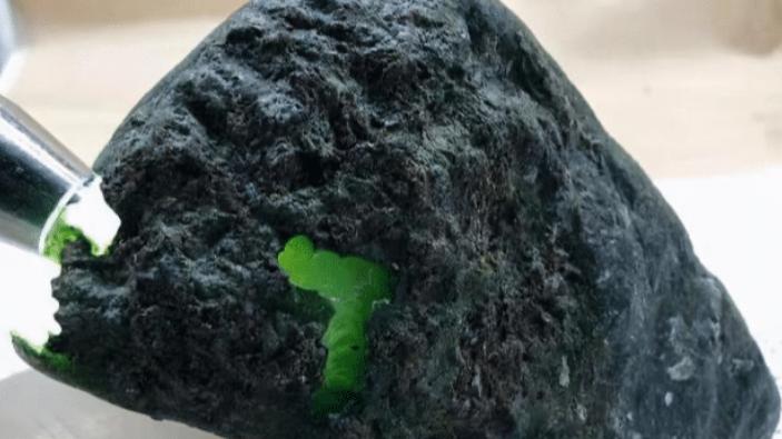 冰种翡翠|这样的翡翠原石，灯光下有很强的透光性，居然切出冰种翡翠？