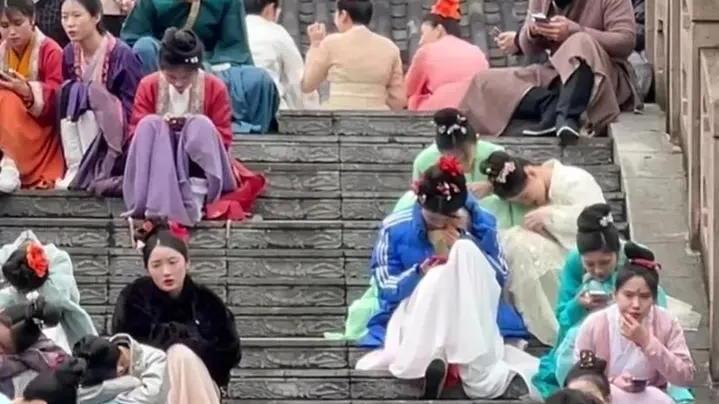 龙套|这群女孩为了演员梦，来到横店跑龙套，一天才300块钱