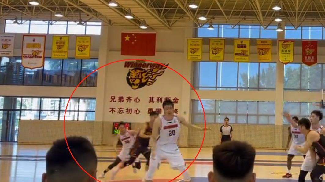 易建联|粤深教学赛视频！汤杰漏人隐患大，阿联强吃太无解！