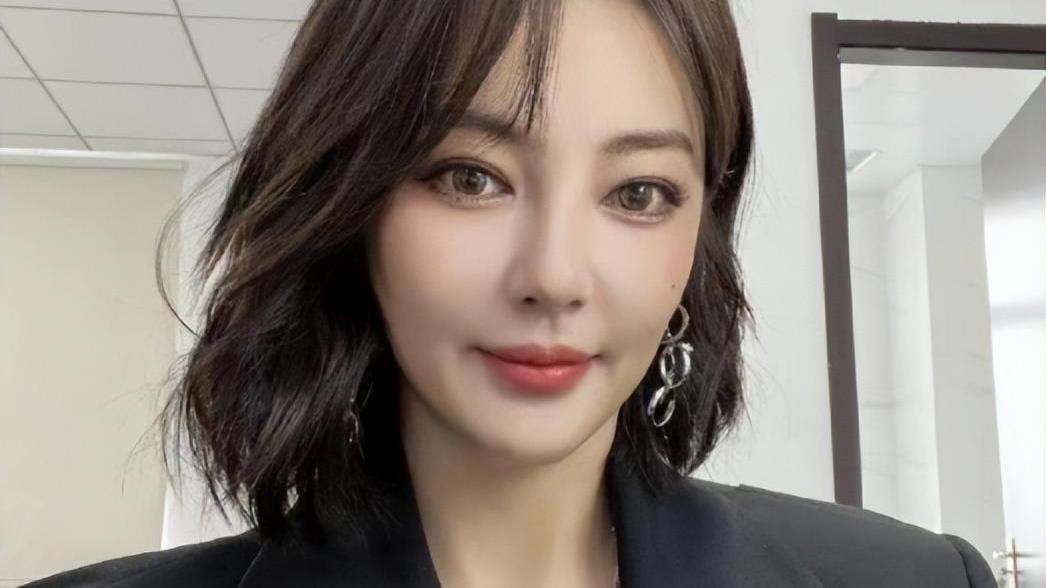 张雨绮|34岁张雨绮晒照被怀疑P图，穿运动内衣肚子瘦一圈，背后墙都歪了