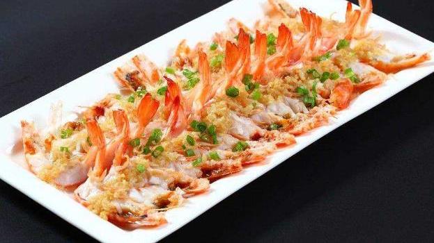 大连|粤菜的白灼虾做了新的改造，把指菜蒸熟铺底，上铺白灼海虾