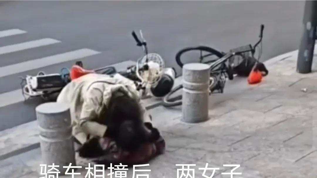 上海：两女子骑车相撞后扭打在一起，一女子被压在身下动弹不得