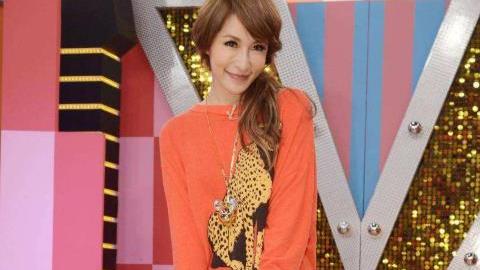 走进萧亚轩生活中的家，家里鞋子实在太多了，鞋盒只能堆在电梯口