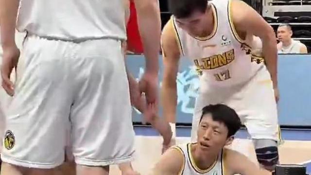 本菲卡|抬头不见低头见！好家伙，CBA裁判劝架的方式真奇葩！