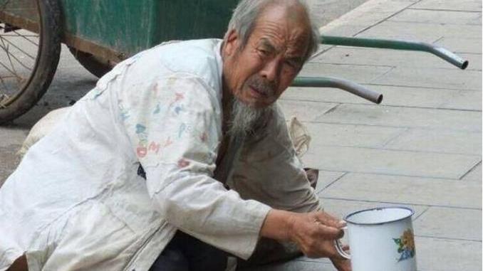 大爷|起底“职业乞讨者”：白天做生意晚上乞讨，吃香喝辣有车有房