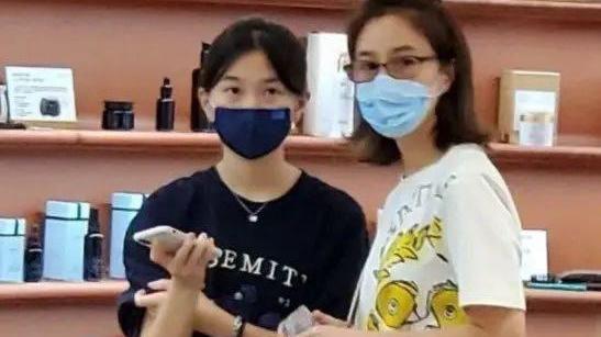 张家辉|张家辉大3岁老婆真幸福，身材不年轻脸不少女，但被宠的像女孩