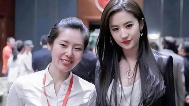 刘亦菲|看了刘亦菲和素人的合影，网友直呼：“老天爷赏饭吃”！