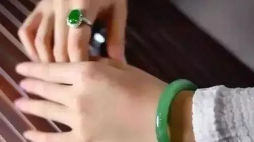 翡翠|20+女生别乱戴翡翠，这样戴才不显老