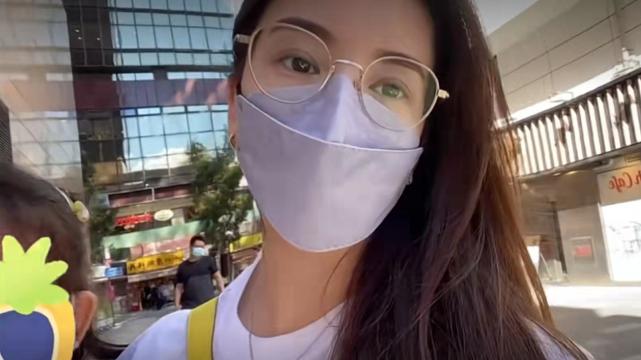 方媛|郭富城妻女看恐龙展，C宝和妹妹暴风抽高，母女仨手牵手超有爱