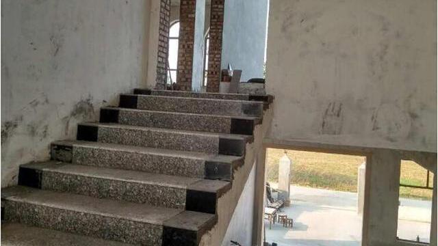 表哥盖全村最气派新房，屋内装修很寒酸，但大家都说他很明智！