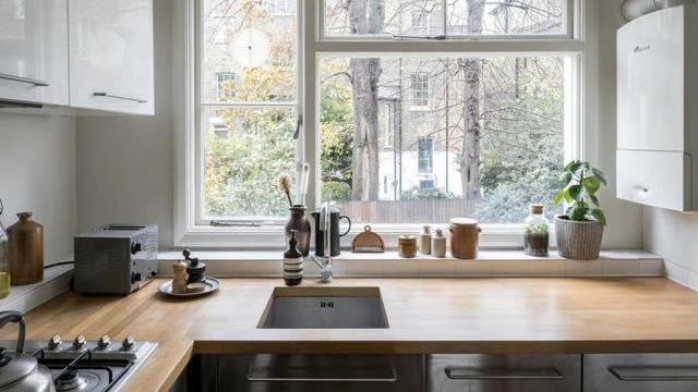 33岁伦敦女子生活的单身公寓，老旧家具散发古典美，那叫一个素雅