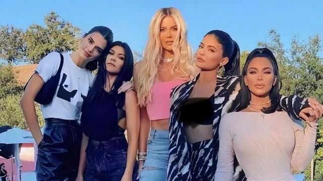 肯达尔·詹娜|詹娜深夜参加酒会！一改往日风格，穿涂鸦小短裙，布克贴身保护