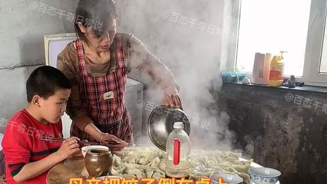 饺子|沈阳一女子家中吃饺子，不摆盘倒在桌上吃，网友：东北人不背锅
