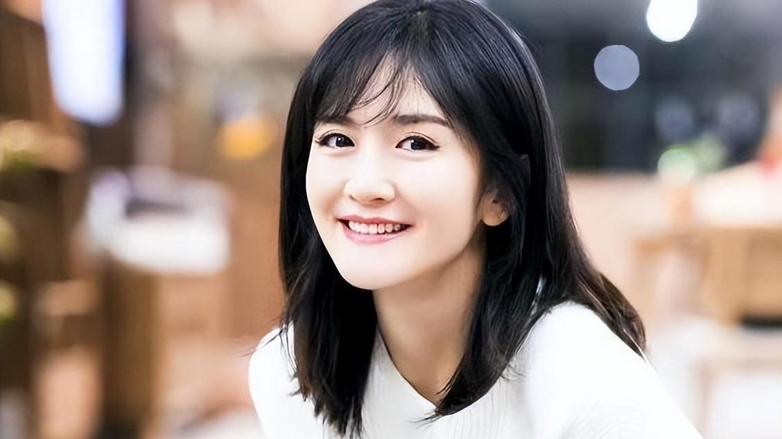 谢娜|谢娜高调官宣！主持《浪姐3》换新造型，重新出山稳坐“一姐”位置