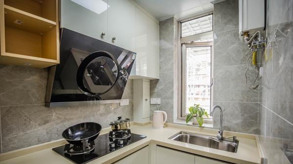 买下45平学区房，女儿睡主卧自己睡阳台！装修却一点不输大房子