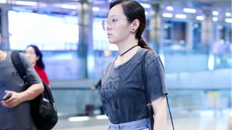 穿衣搭配|张靓颖平时出门好真实，穿搭普通不像明星，素颜略显憔悴但不显老