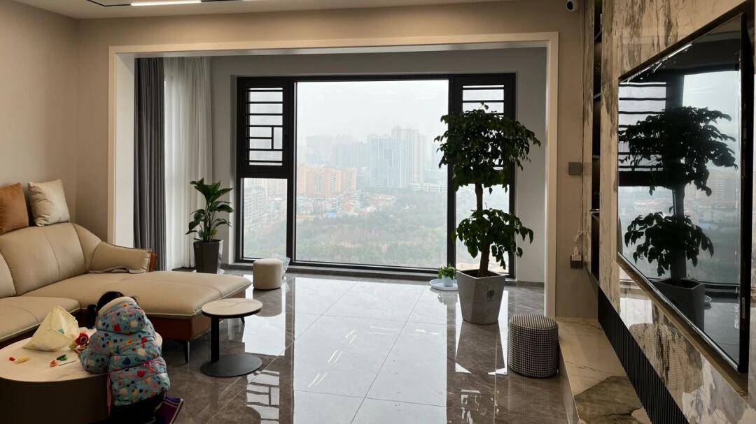 一家四口乔迁新居，全屋装修漂亮上档次，生活幸福又令人羡慕！