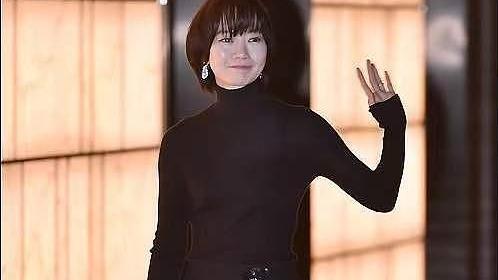 穿衣搭配 42岁裴斗娜全黑亮相，身材仍保持着小姑娘的状态，看不出一点赘肉