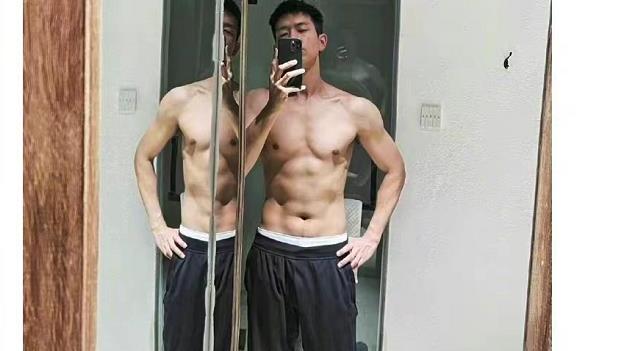 吴昕|豁出去了！李现深夜大秀八块腹肌，网友：真没拿我们当外人！