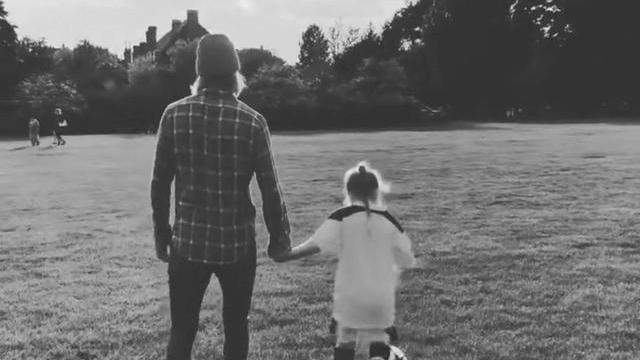 哈珀·贝克汉姆|贝克汉姆晒带幼时小七踢足球视频，感慨称她永远是爸爸的女孩