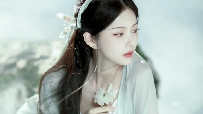 王灿|杜淳娇妻古装写真太惊艳！衣服滑落一半秀香肩，网友：艳压女明星