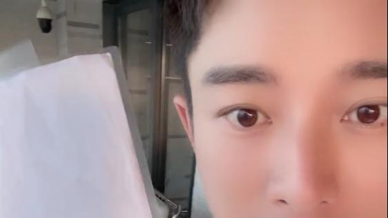 贾乃亮|贾乃亮晒视频激动喊话：我要换助理！晒出行程表，忙到凌晨休息2小时