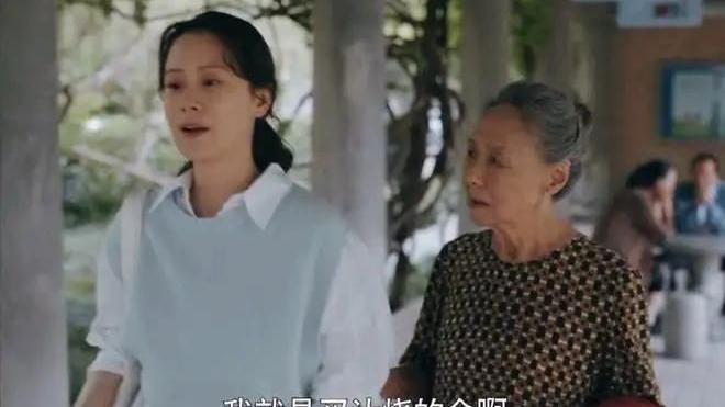 冯晓琴|8年家庭主妇，一朝沦为寡妇，《心居》中冯晓琴，靠3招职场蜕变