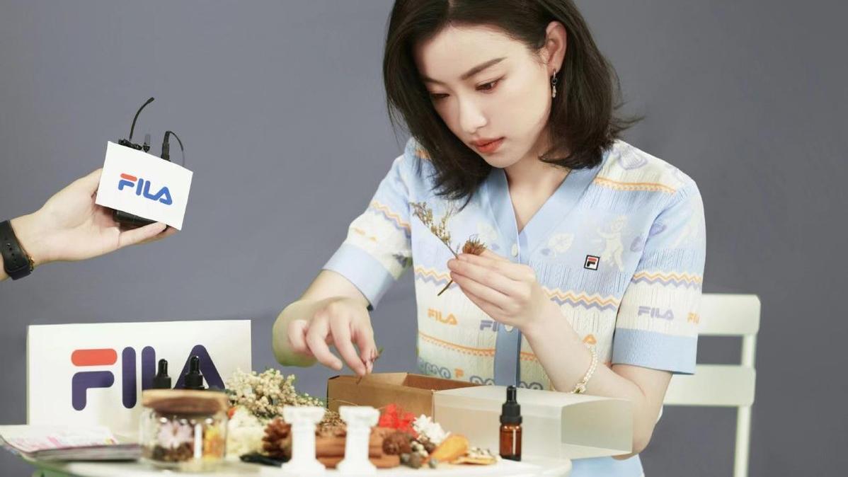 杨幂|倪妮罕见换风格后更美了！穿高腰百褶裙秀出超模腿，少女感大爆发