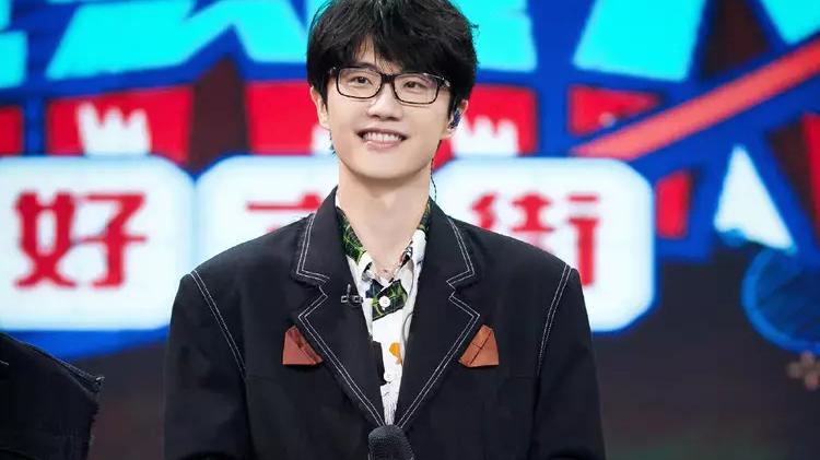 许嵩|“过气歌手”许嵩：央视花13分钟力捧，却因“一根筋”损失上亿元