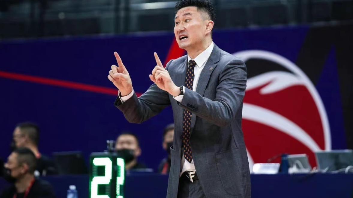 考文顿|NBA探花都懵了！对手单节4分+半场19分，球迷：广东末节1分最离谱