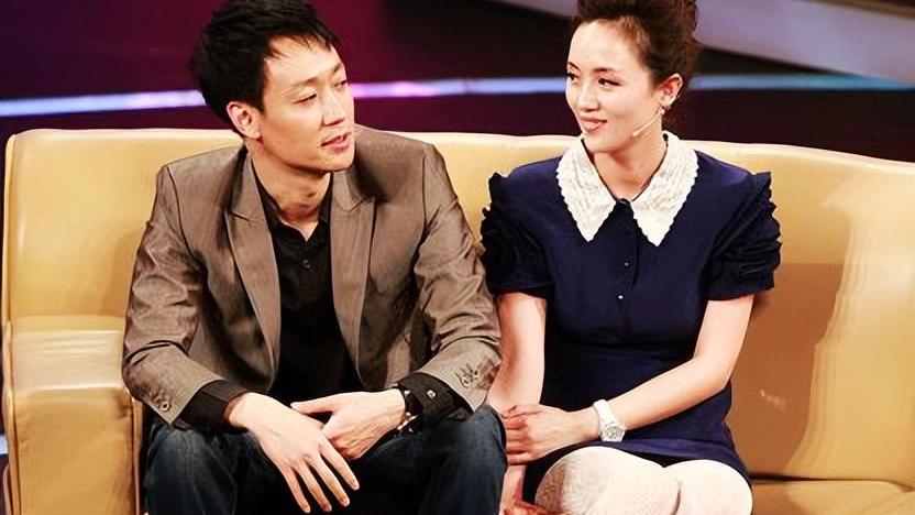 朱媛媛|朱媛媛辛柏青夫妇罕见同框，居家打扮真实自然，四目相对好甜蜜