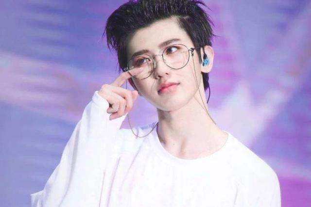 抖音|1500万粉丝美女网红因三个字被送上热搜，网友：无理取闹