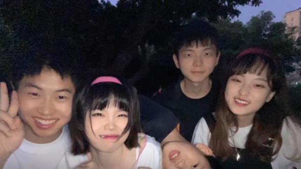 |孙卓小学照曝光，比同班孩子老成，锅铲头亮了，网友：祖传头型？