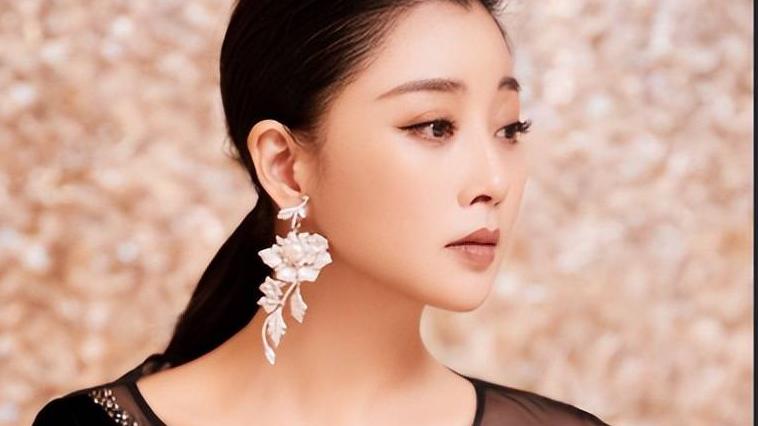 殷桃|42岁殷桃穿着围裙逛街！拎满手东西不嫌累，穿袜子踩拖鞋太接地气